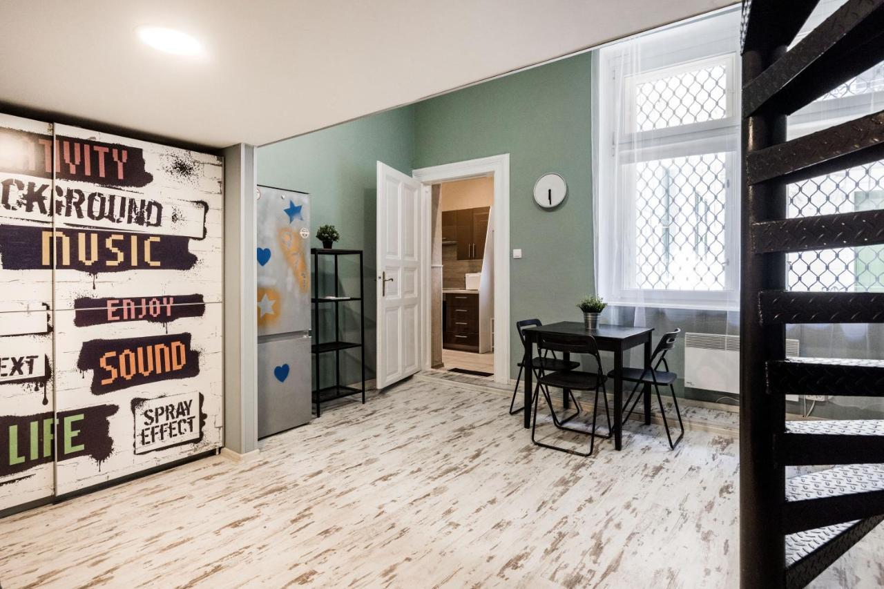 Hungarian Rebelian With Ac Apartman Budapest